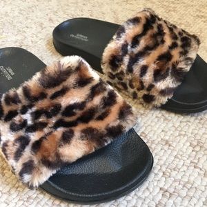 NWOT UO CHEETAH SLIDES